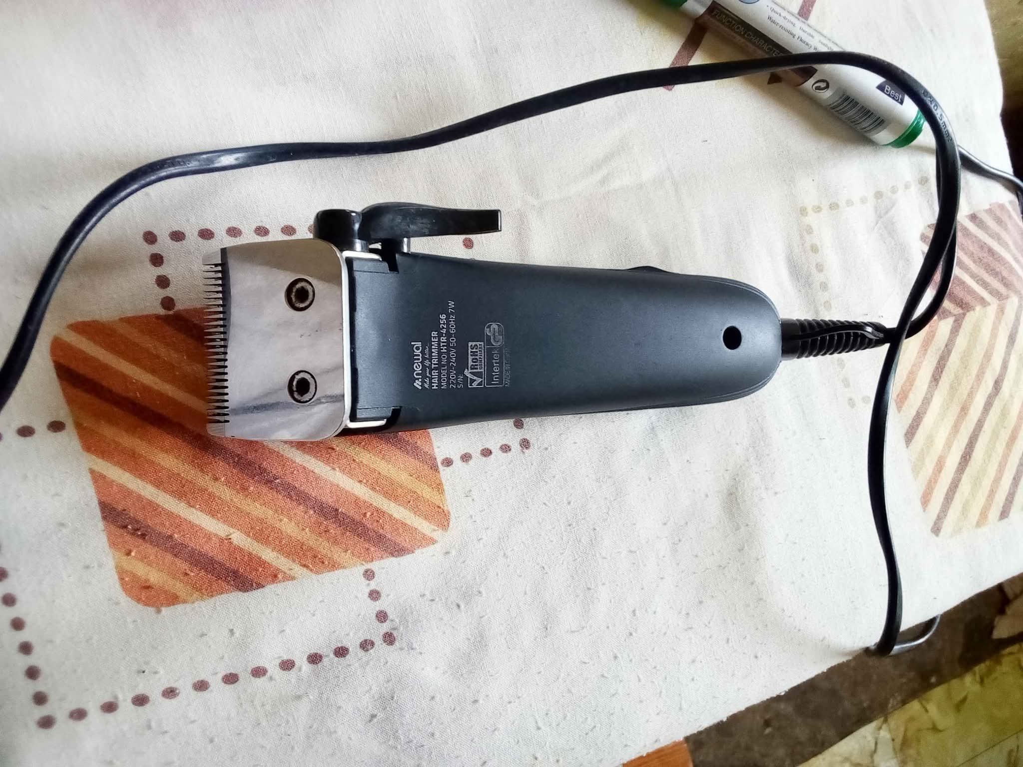 A picture of Saloon hair shaver in good condition 0785021057