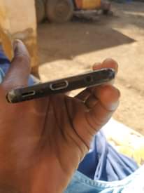 A picture of Samsung galaxy S9 200 000 negotiable