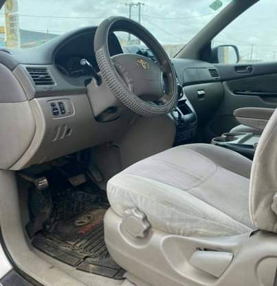 A picture of Very Clean Toyota sienna 2005 First body Engine sound 100