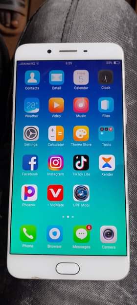 A picture of oppo r9s plus