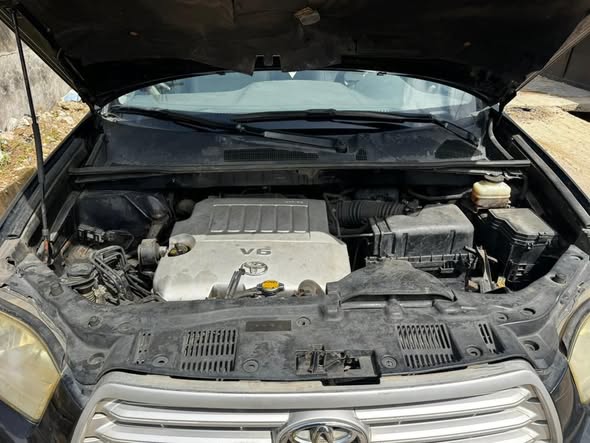 A picture of Super deal 08 toyota highlander 3row seats Sharp engine and