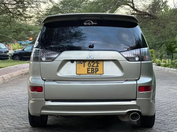 A picture of MITSBISH OUTLANDER Seven seats