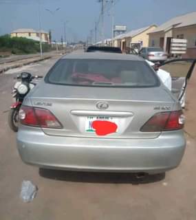 A picture of Es300 very sharp Everything is still intact Engine is sound