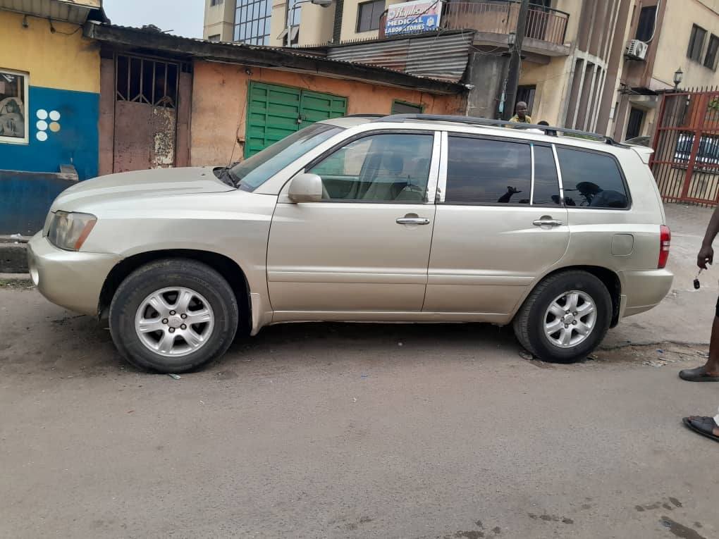 A picture of A clean Toyota Hilander 2003