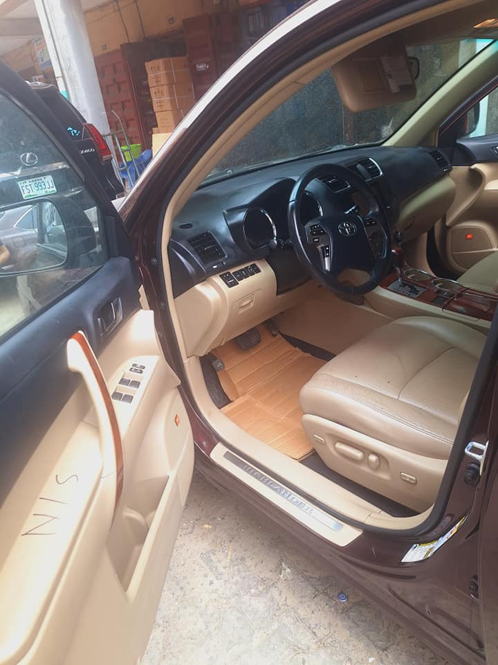 A picture of Toyota highlander 2011