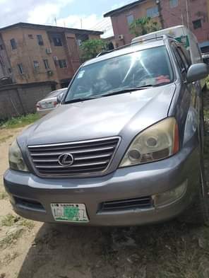 A picture of 2006 Gx470 clean Nigerian use A C seat need attention