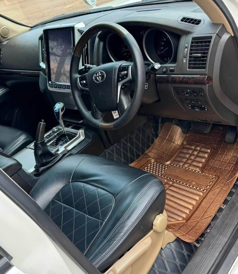 A picture of LANDCRUISER V8