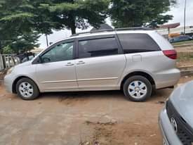 A picture of Registard toyota sienna 2004 model painted