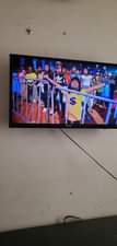 A picture of Original samsung tv with a line in screen but working