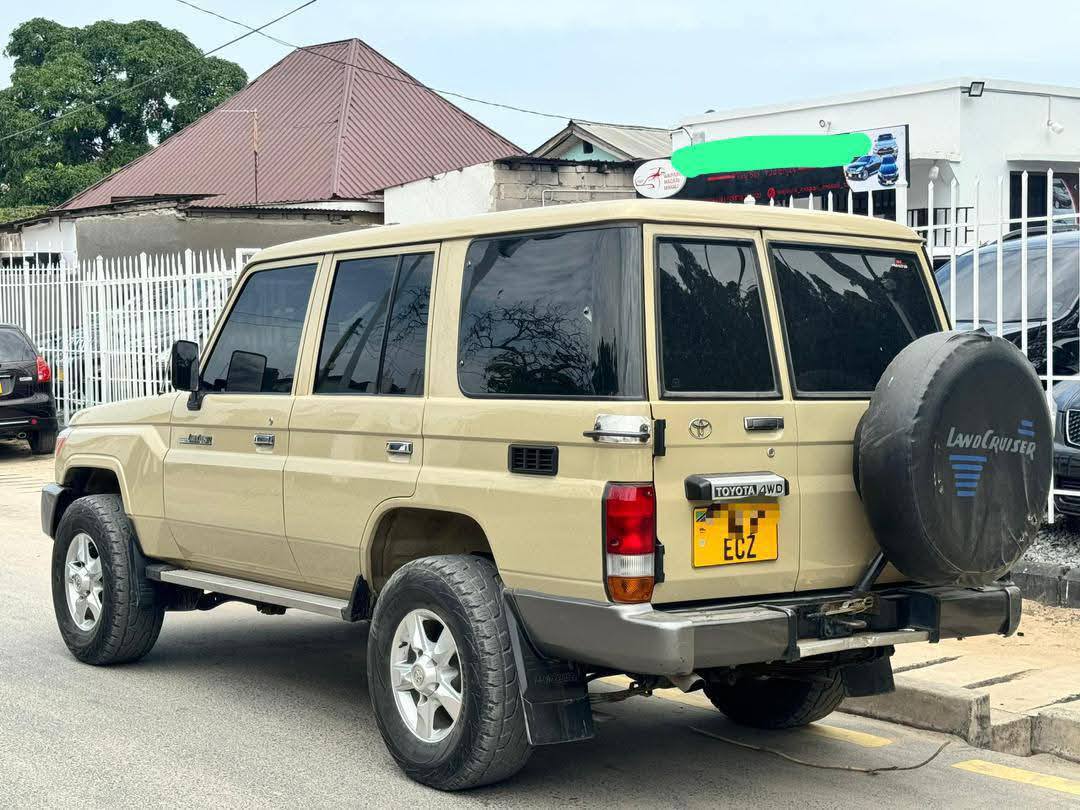 A picture of Toyota Land cruiser LX 1HZ diesel engine full AC Bei
