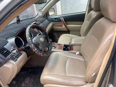 A picture of Super clean Toyota Highlander 2009 model full option Keyless with