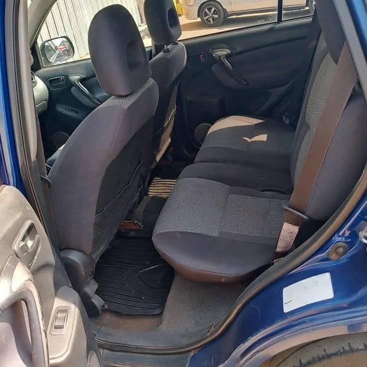 A picture of 2005 Toyota rav4