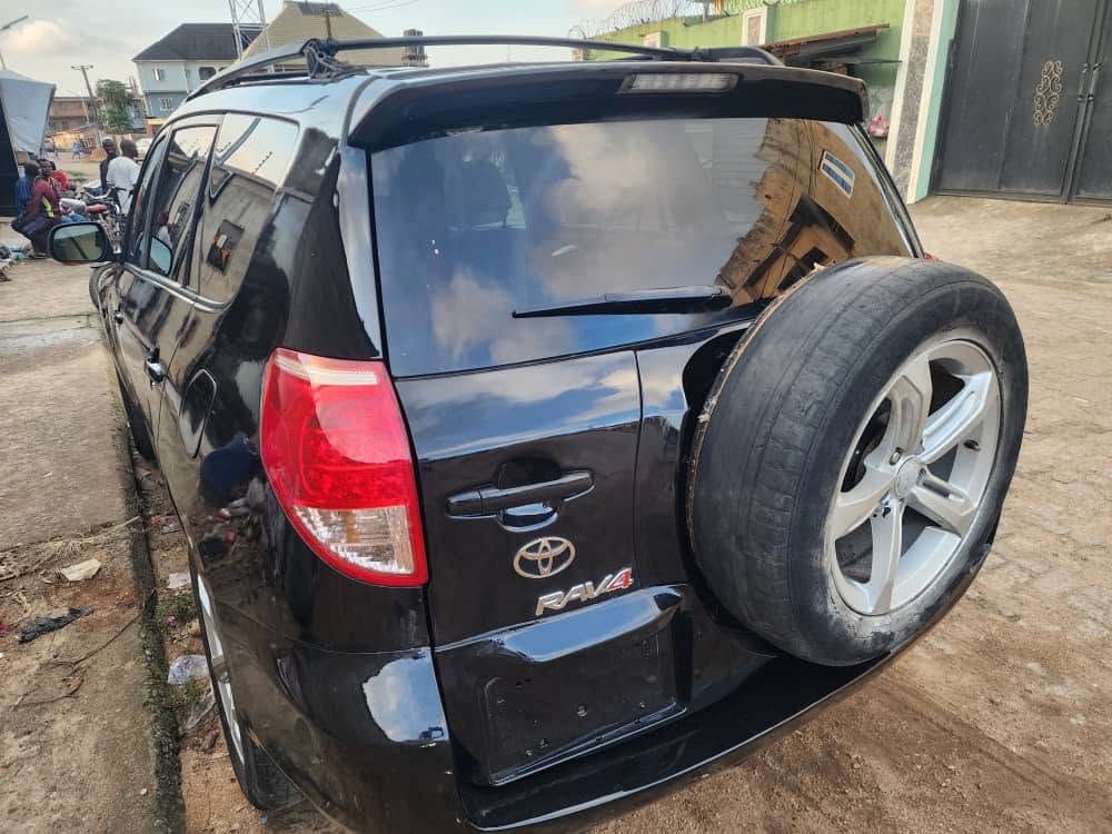 A picture of Toyota rav 4 2008