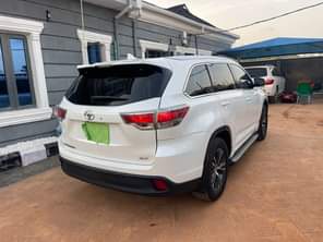 A picture of This is astonishing clean and fully loaded Toyota Highlander 2016