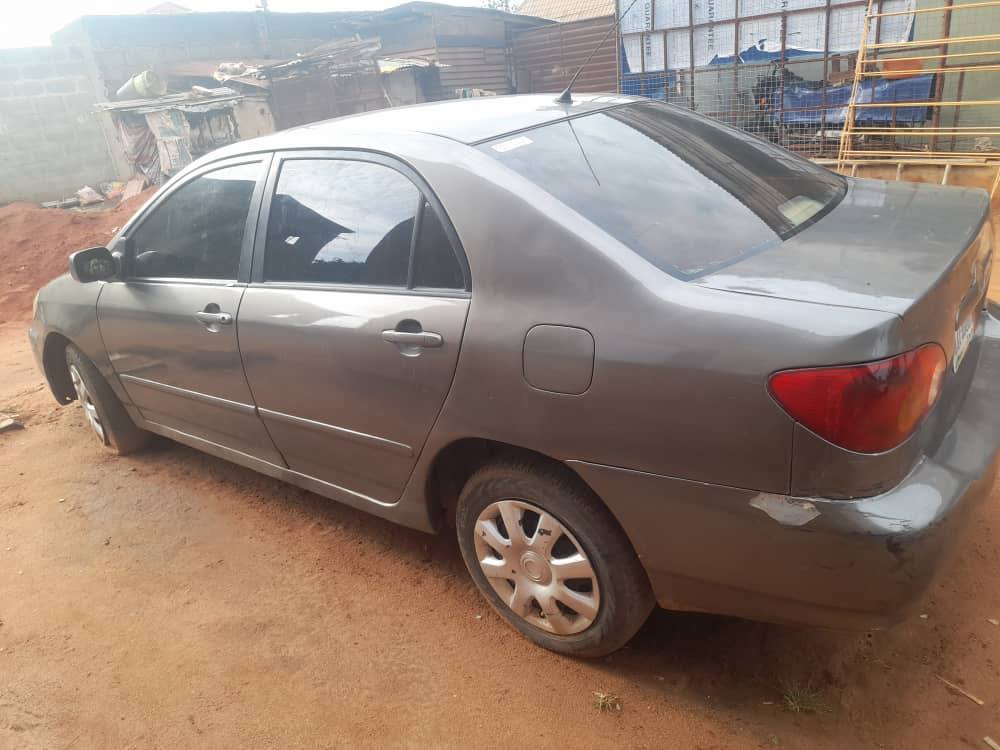 A picture of 04. Toyota Corolla