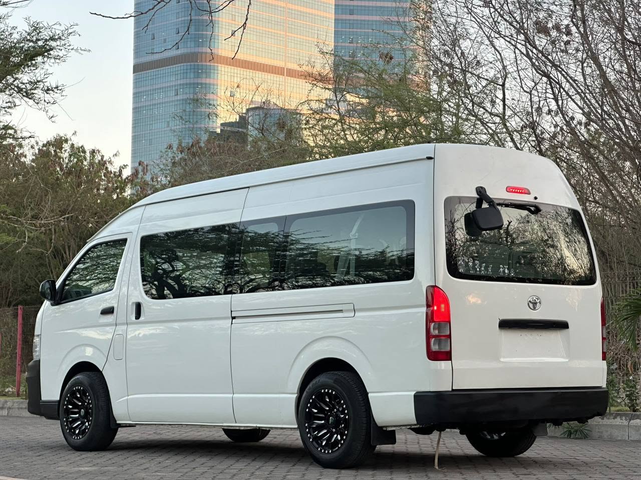 A picture of TOYOTA HIACE QUANTUM