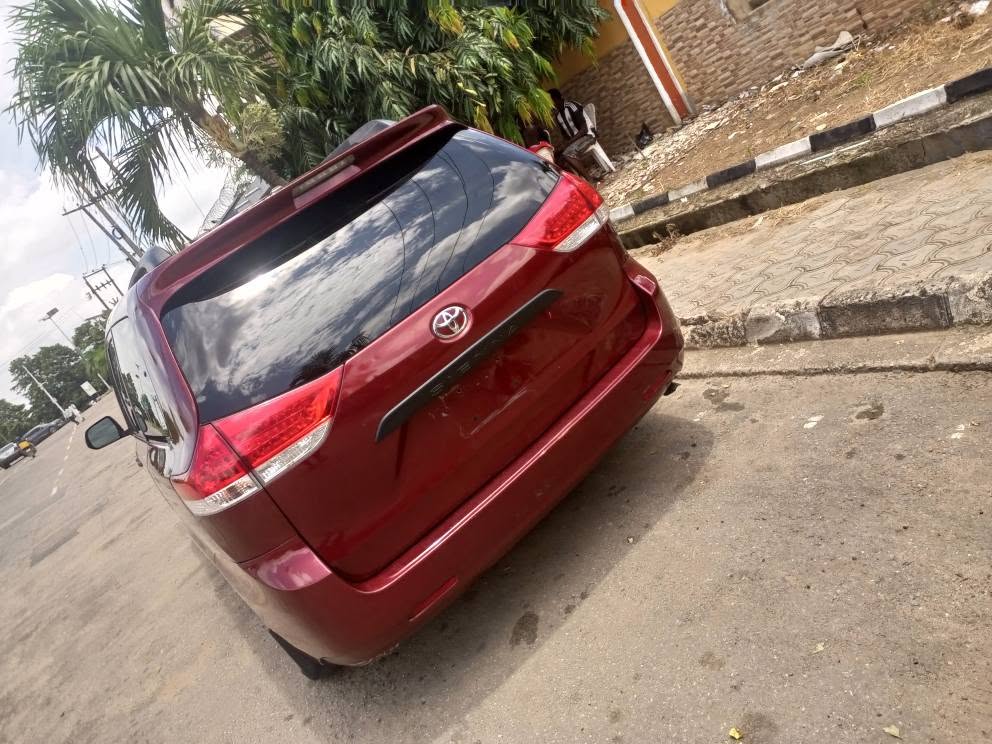 A picture of Toyota sienna Tokunbo new entry 2011 model