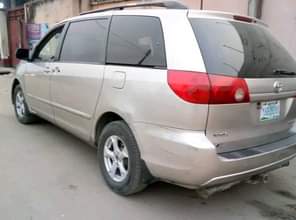 A picture of 2009 model Toyota sienna first body sound engine and gearbox