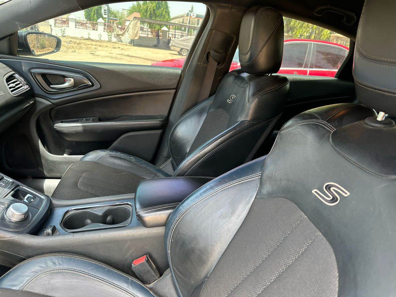 A picture of DISTRESS SALE kano Very clean Chrysler 2015 model with duty