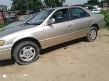 A picture of 2000 Toyota Camry 2000
