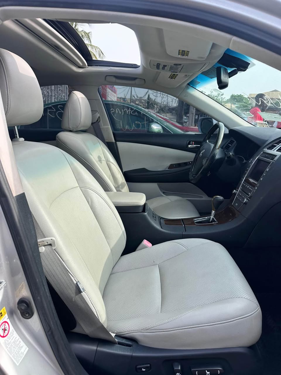 A picture of  2010 lexus es350 fullest option Gold