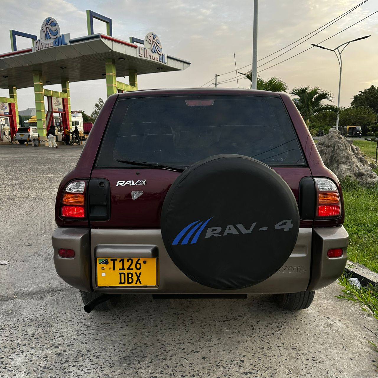 A picture of Toyota Rav4 old model PRICE 13 900 000 TSHS CONTACT