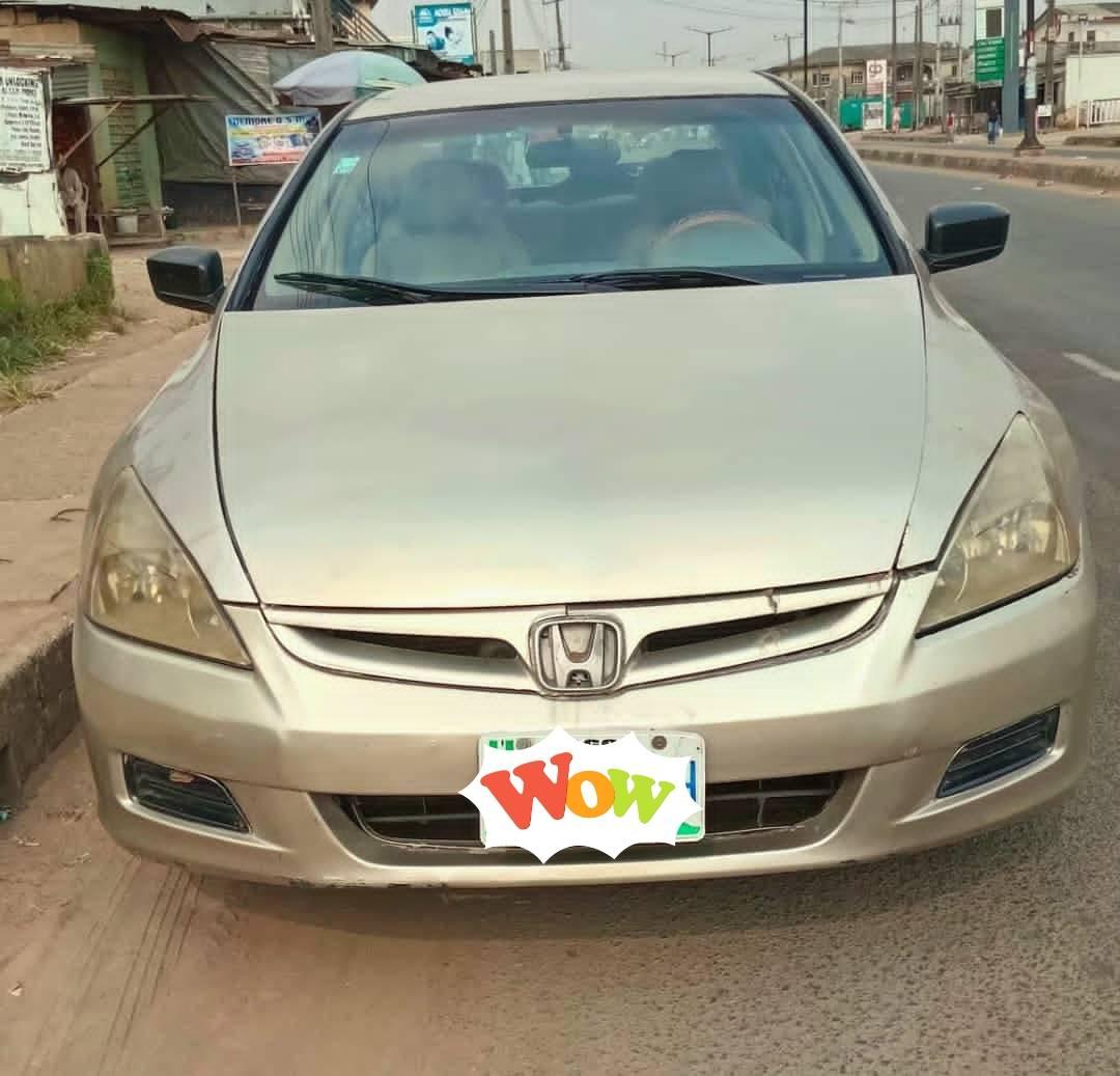 A picture of Honda DC 2006 model 4 plug