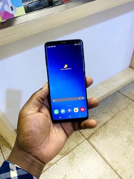 A picture of Samsung galaxy s9plus 64gb 6gbram clear cameras slight crack at