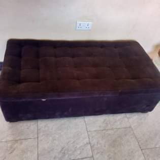 A picture of Nauza viti viko vitatu puff sofa stand na sink
