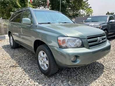 A picture of Very Neat 2005 Toyota Highlander Belgium Grade 3 Seaters Everything