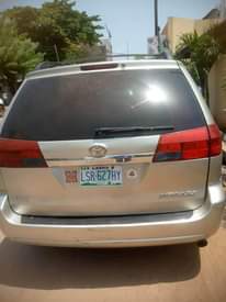 A picture of Toyota sienna 05