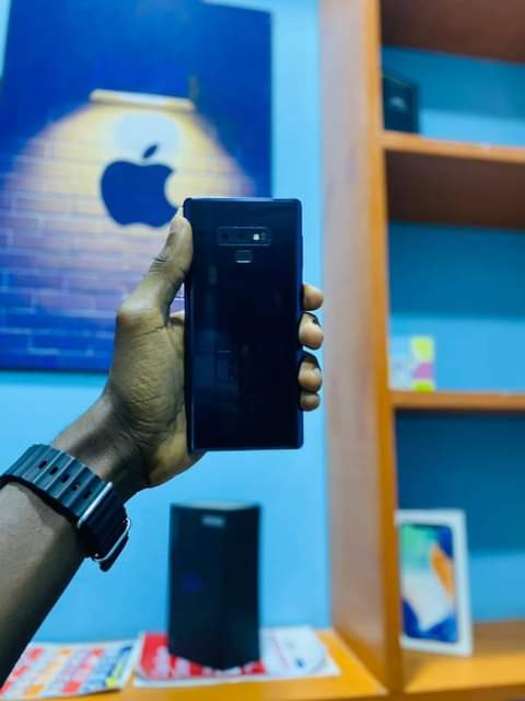 A picture of Samsung note 9