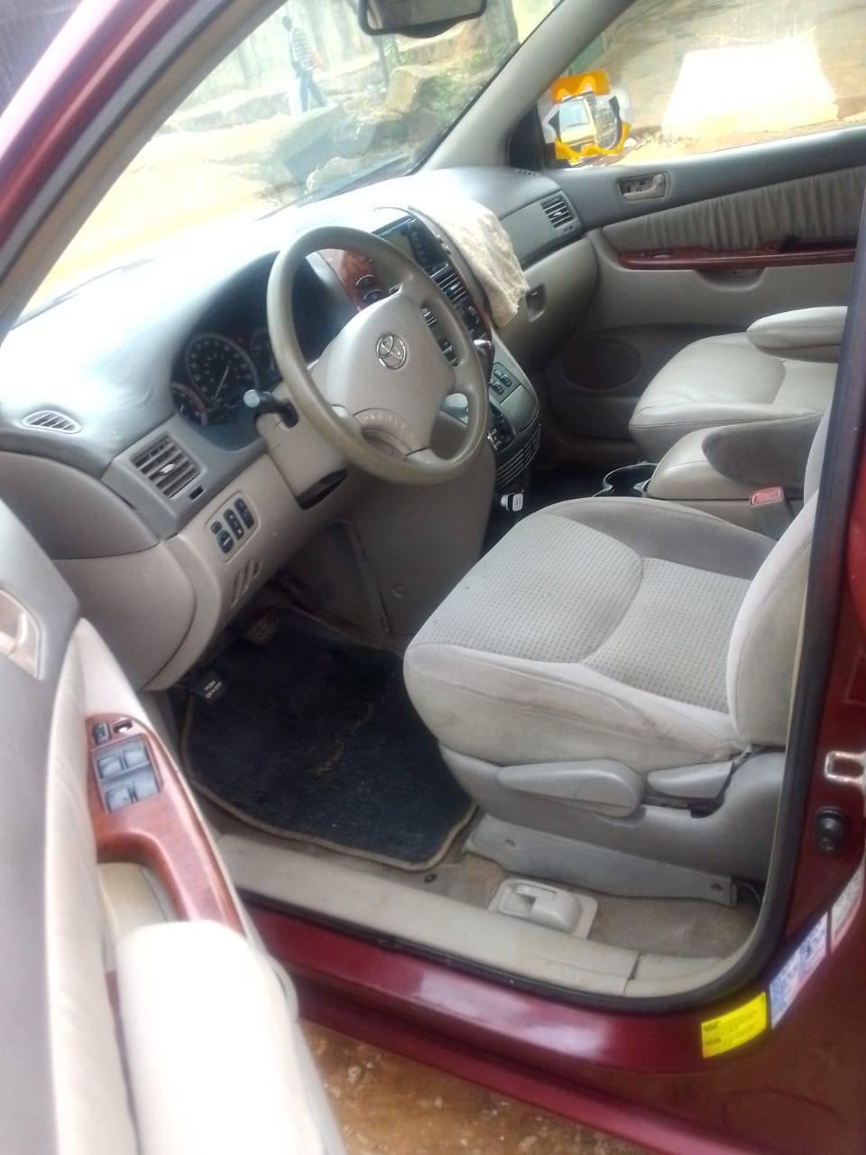 A picture of 2006 Toyota Sienna XLE tokumbo standard