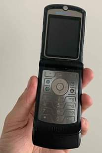 A picture of Get ur new single line motorola V3i Tsh 150 000