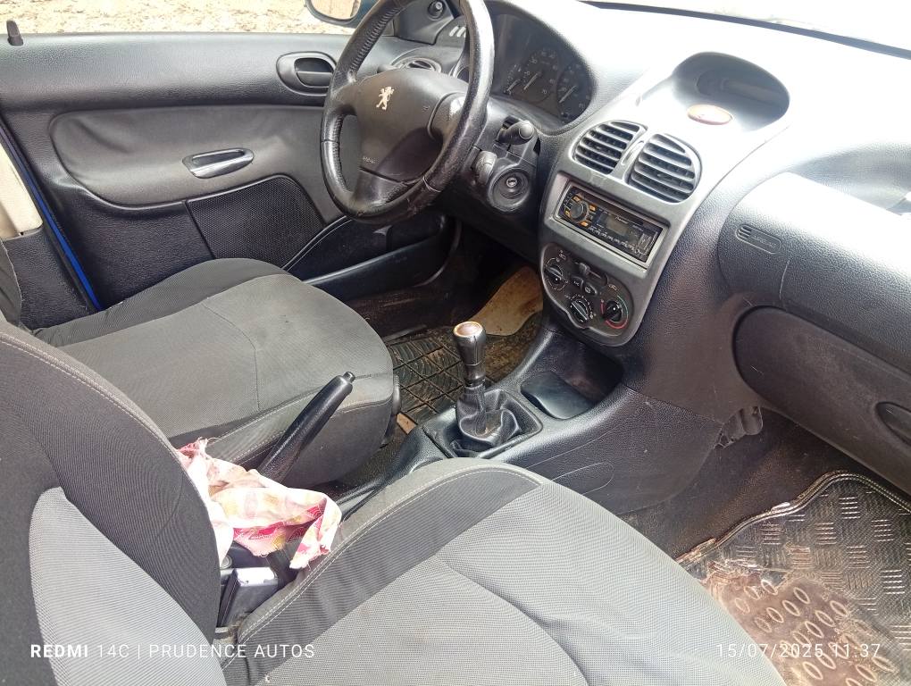 A picture of Peugeot 206 manual transmission