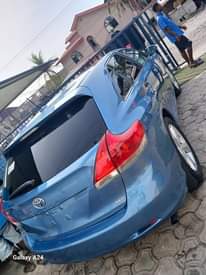 A picture of Toyota Venza 2010. Panoramic roof. Thumb start. Leather interior. V6