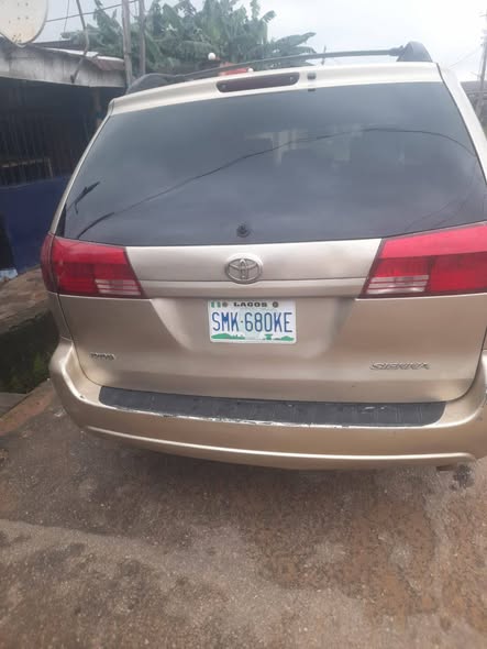A picture of Toyota Sienna 2005