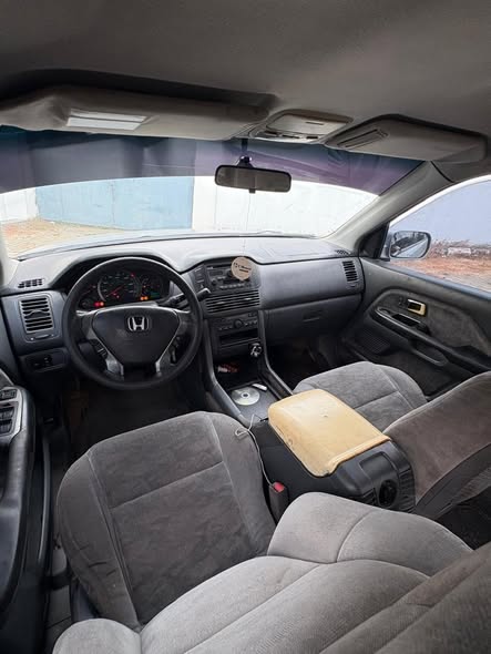 A picture of Honda pilot 2005 model first body