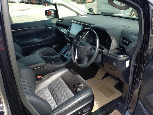 A picture of DAMAGED TOYOTA ALPHARD READY TO BE IMPORTED UGX15M CALL WHATSAPP