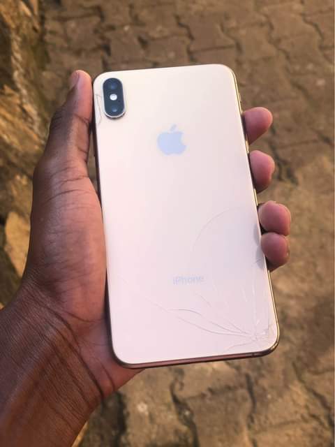 A picture of Iphone Xs max 64gb