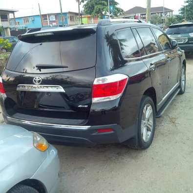 A picture of 2012 Model Toyota Highlander is going for 4 2M Call