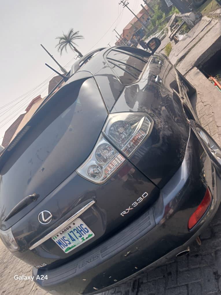 A picture of Lexus RX330 2005
