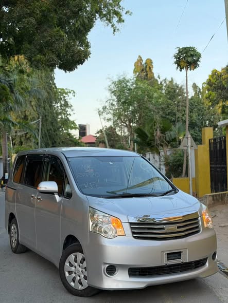 A picture of Toyota noah new Tshs 24 500 000