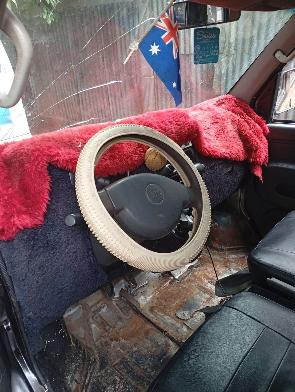 A picture of DAIHATSU mini Bus