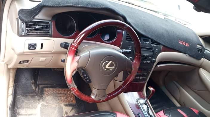 A picture of Another one Lexus es 300 Buy and drive standard AC