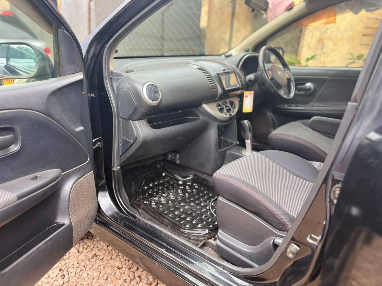 A picture of Nissan Note rider 2011