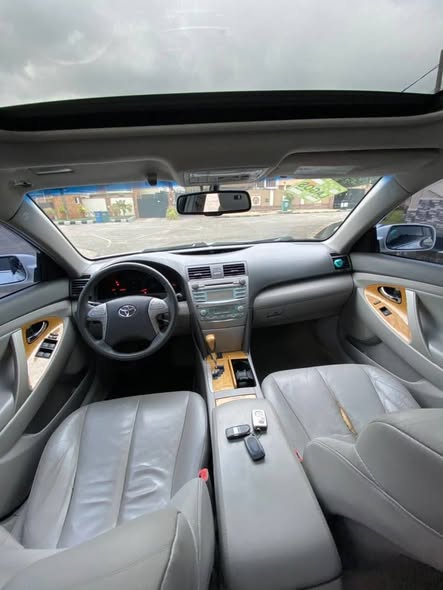 A picture of Toyota camry XLE 2007 model and tokunbo Accident free