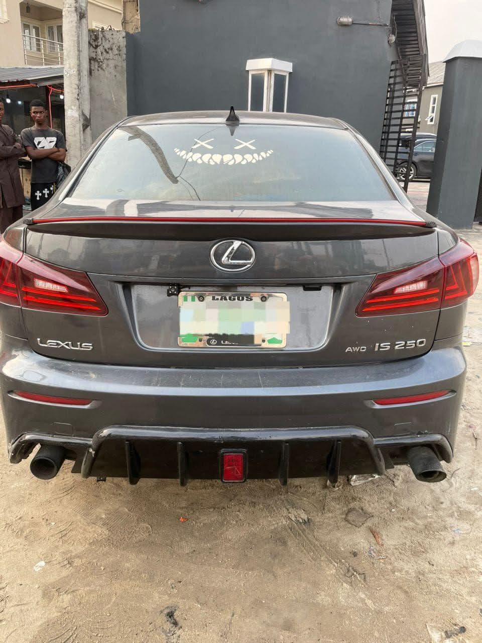 A picture of Lexus is 250 2009