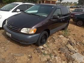 A picture of Toyota Sienna 2001 model 4 sale Clean body and interior
