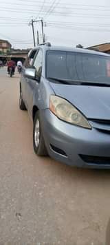A picture of dealer deal Toyota sienna XLE everything is working perfect nothing